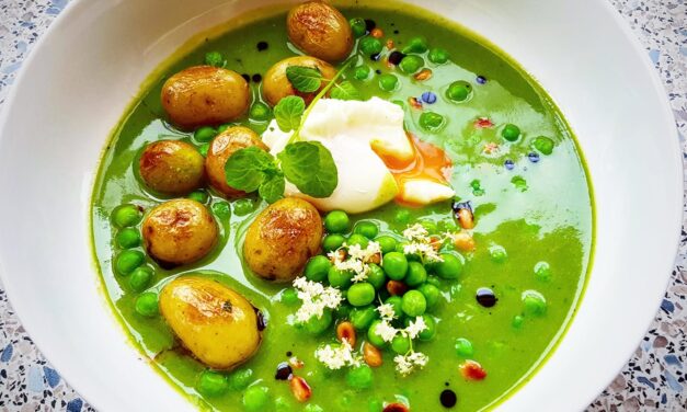 Mentás zöldborsófőzelék, pirított burgonya, fenyőmag, posírozott tojás, bodza, tökmagolaj