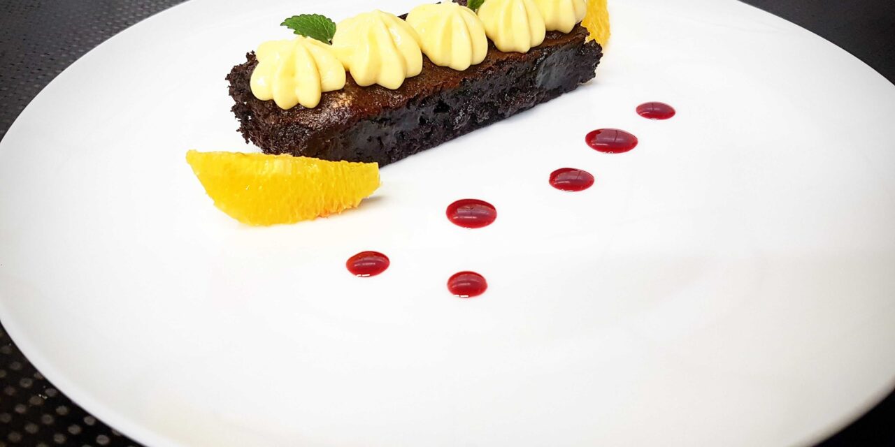 Brownie, orange curd, málna szirup
