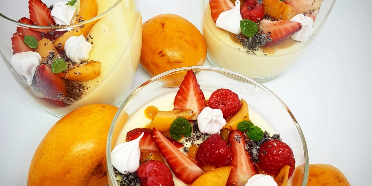 Fehércsokis panna cotta, naspolya coulis, málna és eper, mákos crumble, habcsók