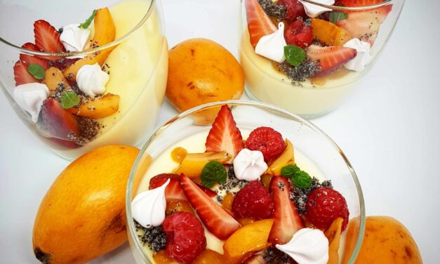 Fehércsokis panna cotta, naspolya coulis, málna és eper, mákos crumble, habcsók