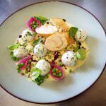 Parmezános csirkemell, ricottás-spenótos gnudi, szalonnás-zöldborsó raguval, savanyított lilahagyma, kesudió