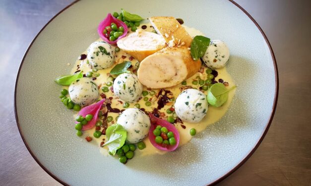 Parmezános csirkemell, ricottás-spenótos gnudi, szalonnás-zöldborsó raguval, savanyított lilahagyma, kesudió