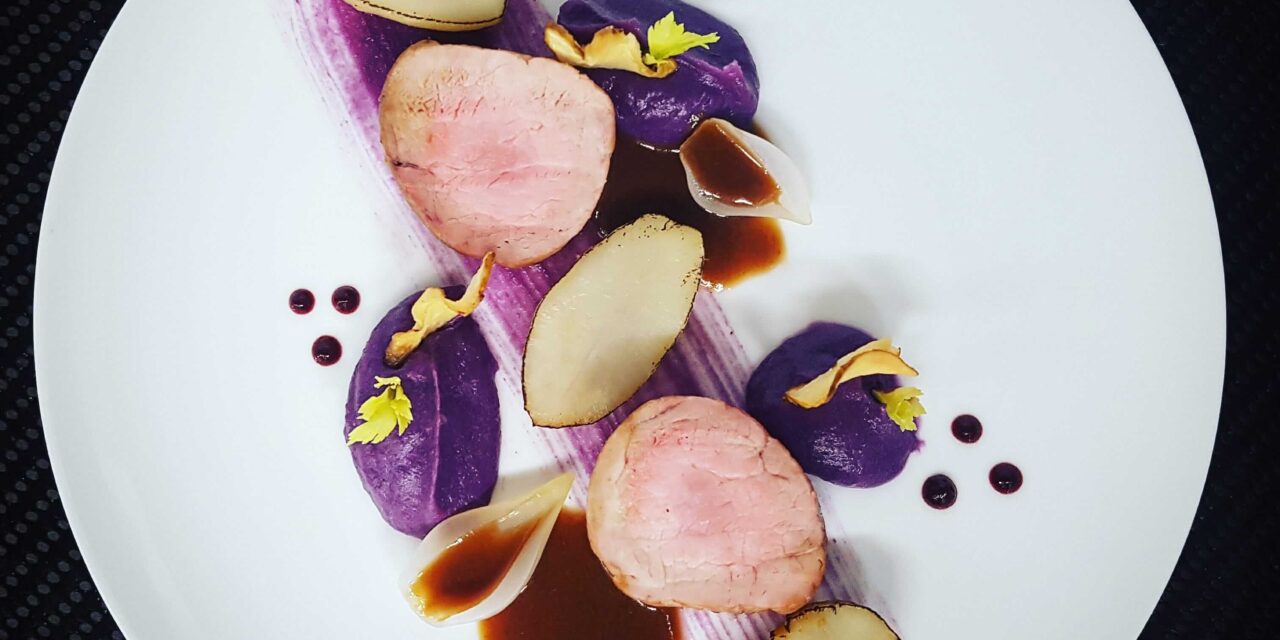 Sertésszűz, lila batáta, sült csicsóka, savanyított hagyma, szilvás,-berkenye