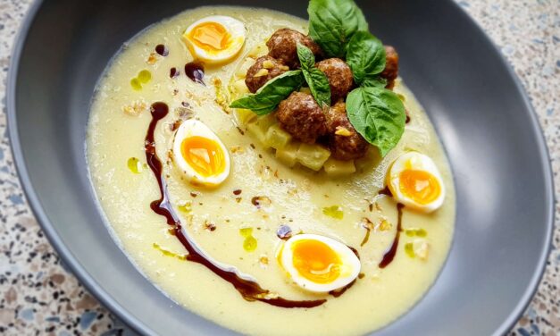 Almás-bazsalikomos tökfőzelék, chilis marha fasírtgolyók, tökmagolaj, fürjtojás, dió