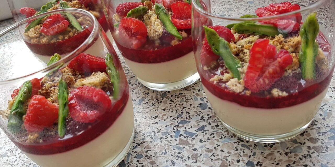 Fehércsoki mousse, málnaragu, spárga