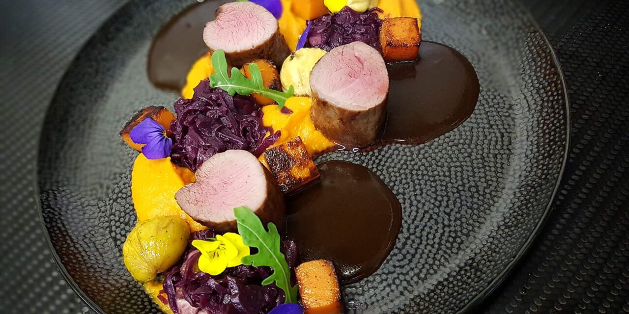 Szarvas pecsenye, párolt vörösboros káposzta, sütőtök variációk, sült gesztenye, jus