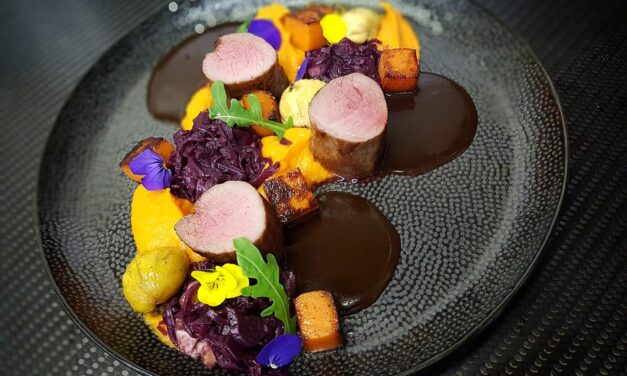 Szarvas pecsenye, párolt vörösboros káposzta, sütőtök variációk, sült gesztenye, jus