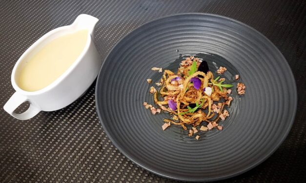 Fehérboros hagyma krémleves, lyoni hagyma, almaecetes szalonna