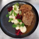 Fasírozott, burgonyapüré, sült hagyma, almás-tormás-cékla saláta