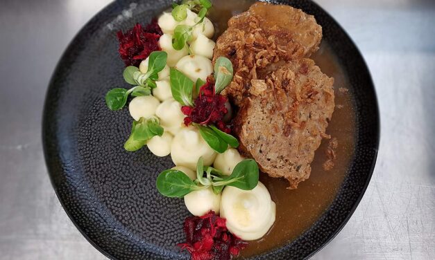 Fasírozott, burgonyapüré, sült hagyma, almás-tormás-cékla saláta