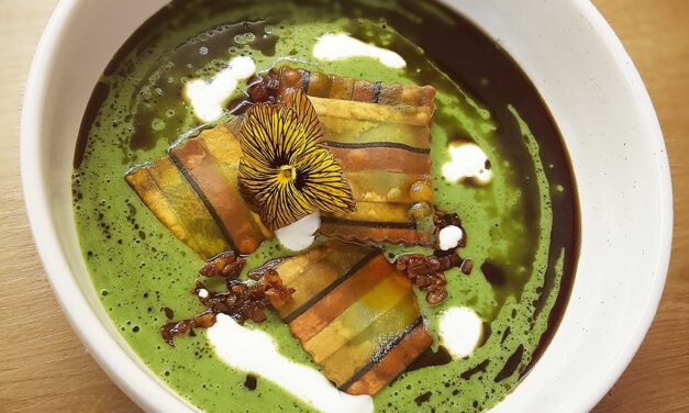 Medvehagyma krémleves kolbászmorzsával, tökmagolajjal és pirított tésztával