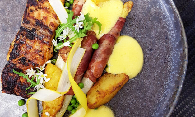 Pácolt lazacfilé, currys spárga, hollandi mártás