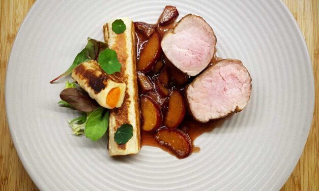 Sertésszűz vörösboros szilvaraguval, sütőtökös rétes „szivarral”