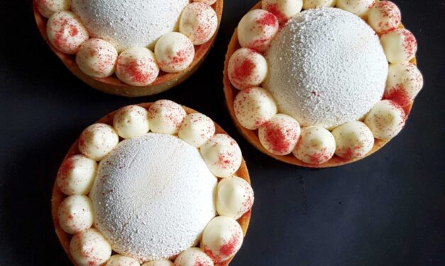 Karamellás-mogyorós tarte, vaníliás mousse, fehércsokis namelaka