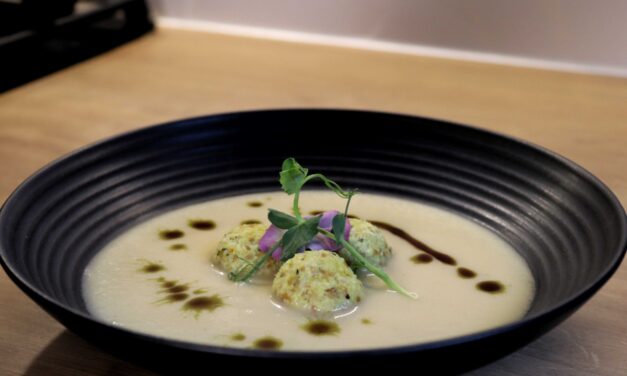 Paszternák krémleves, currys kuszkusz gombócokkal