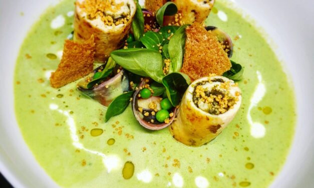 Medvehagyma pestós csirketekercs, fűszeres ricottával töltött cappelletti, madársalátás-zöldborsó mártás, csirkebőr ropogós