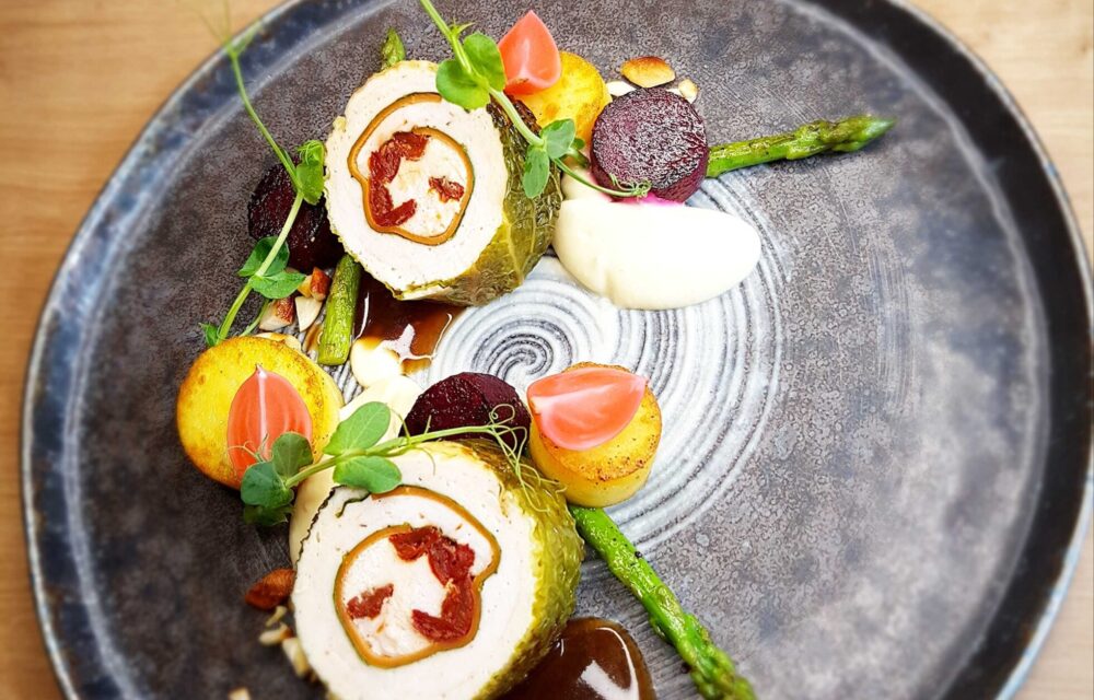 Kelkáposztás jércetekercs, mascarpones karalábé krémmel, sült spárga,-cékla,- burgonya nudli