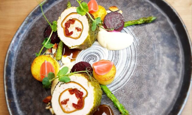 Kelkáposztás jércetekercs, mascarpones karalábé krémmel, sült spárga,-cékla,- burgonya nudli