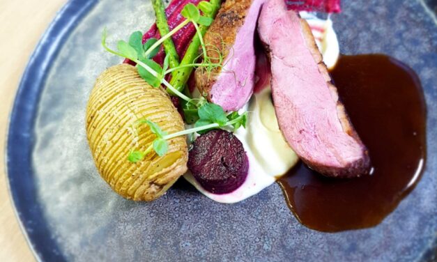 Kacsamell, cékla,-mascarpones karalábé krém, hasselback burgonya, spárga