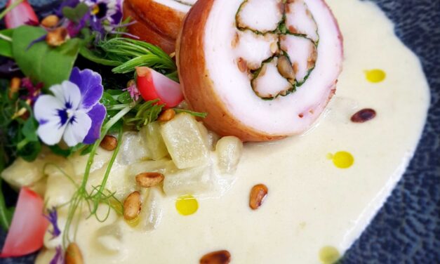 Karalábéfőzelék, fenyőmagvas csirketekercs, zöld saláta