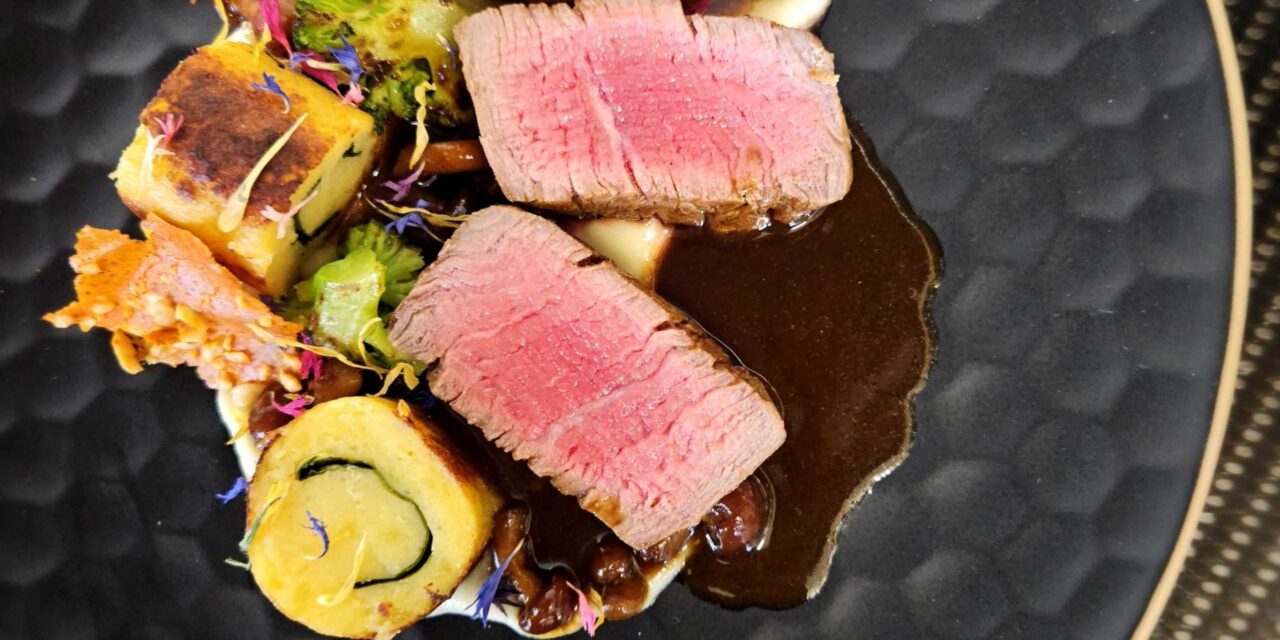 Bélszín, bazsalikomos burgonyanudli, karfiolkrém, kesudiós tésztachips