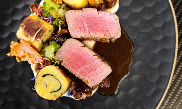 Bélszín, bazsalikomos burgonyanudli, karfiolkrém, kesudiós tésztachips