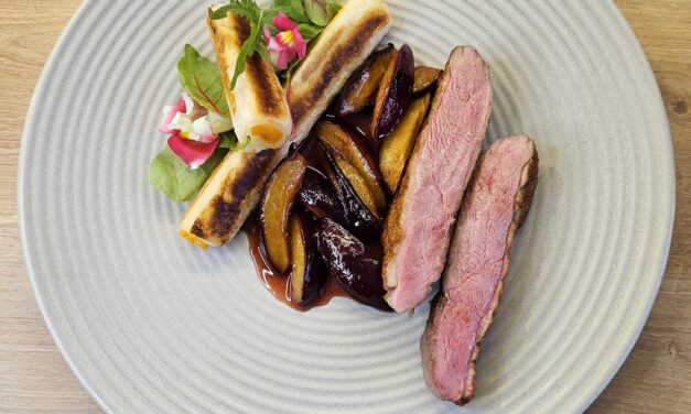 Kacsamell, sült tökös rétes”szivar”, boros szilvaragu