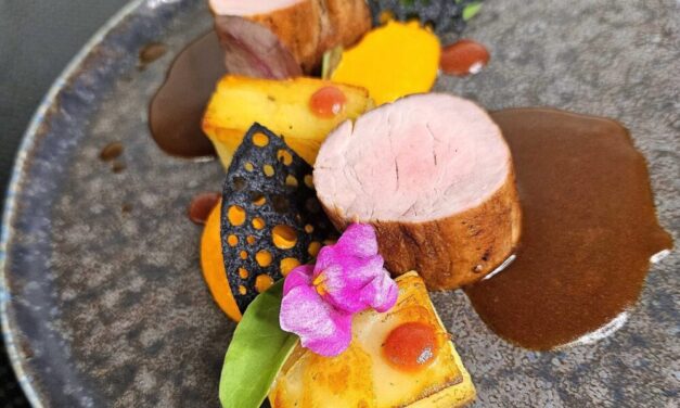 Sertésszűz, rakott burgonya, chilis-gyömbéres hokkaido krém, szilva coulis