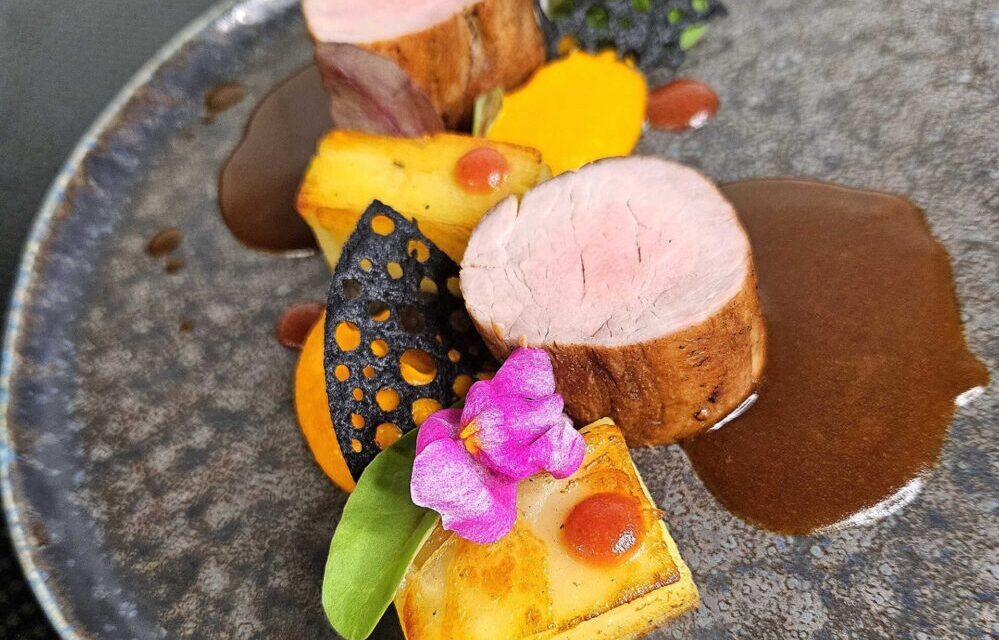 Sertésszűz, rakott burgonya, chilis-gyömbéres hokkaido krém, szilva coulis
