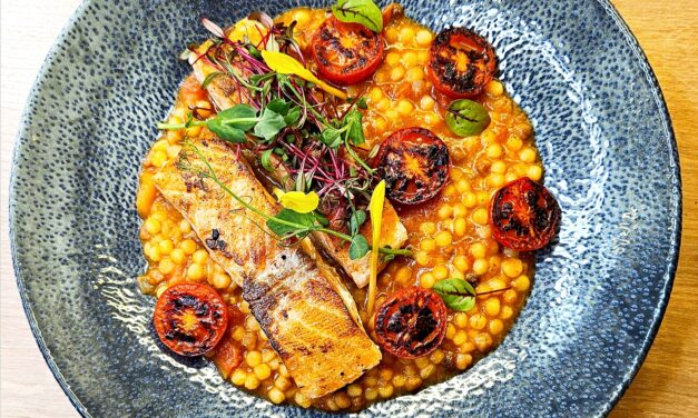 Szardíniai tésztaragu, lazaccal és paradicsommal