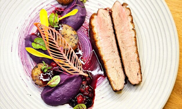 Kacsamell, lila édesburgonya, sült burgonya fondant, erdei gyümölcsragu