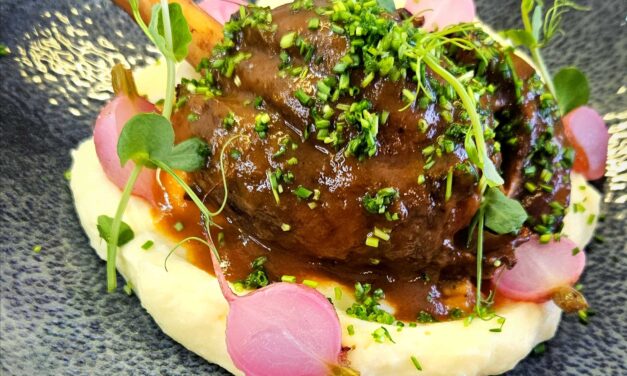 Báránycsülök, citromos burgonyapürével, sült retek